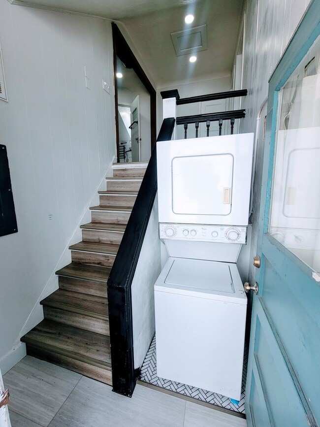 Building Photo - 324 L St E