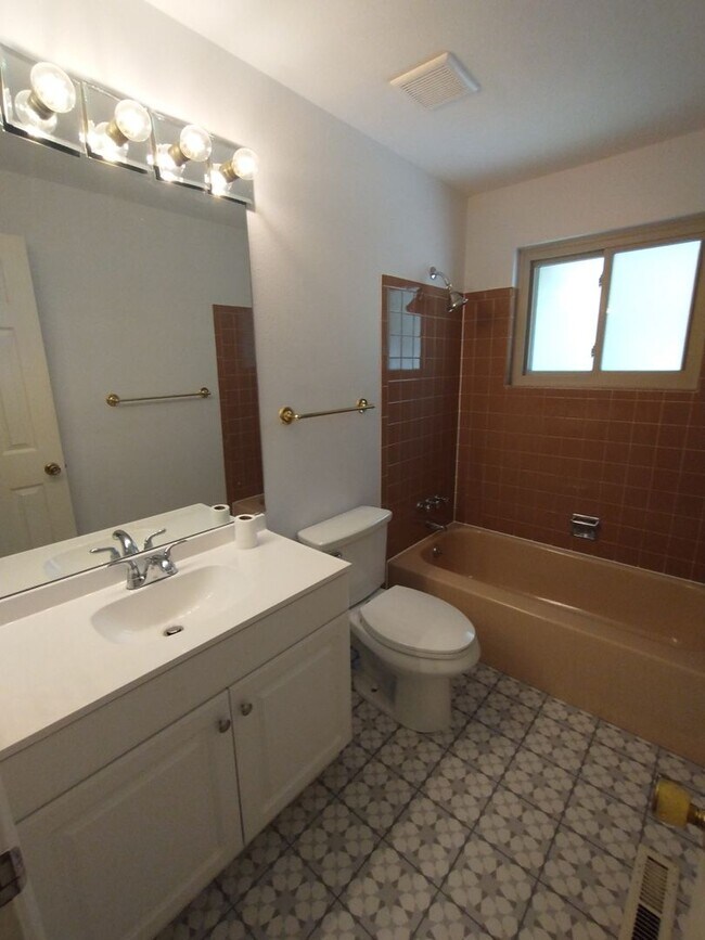 Building Photo - Spacious 4B/2B Home in Boulder, CO! Availa...