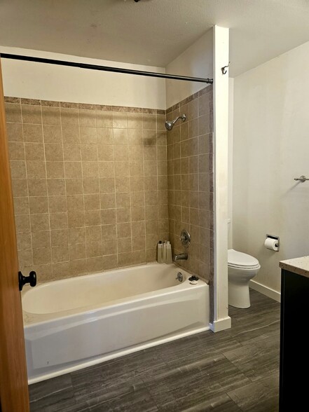 Full bath - 2180 W 24th Ave