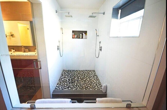 Building Photo - 909 N 13th Ct