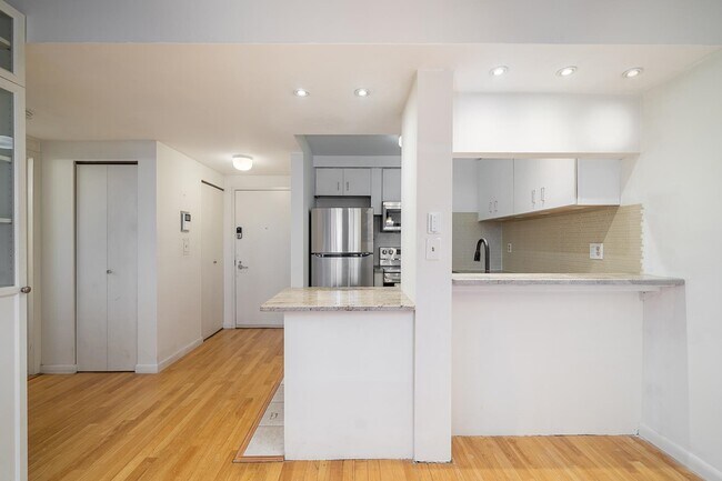 Building Photo - 463 1st St