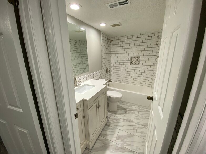 Building Photo - 9057 W Swan Cir