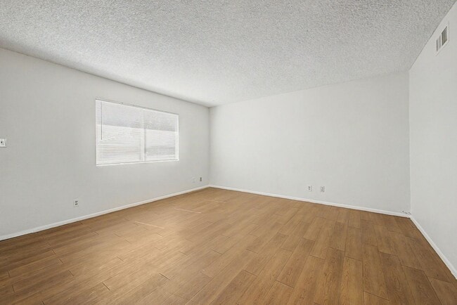 Building Photo - Remodeled 2 bedroom 2 bathroom