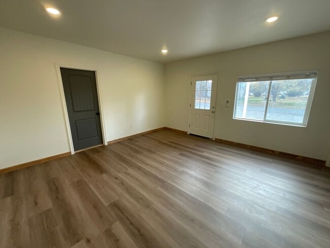 Building Photo - 547 E Hickory St