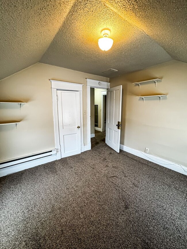 Building Photo - 5 Bed 2 Bath Single Family Home!