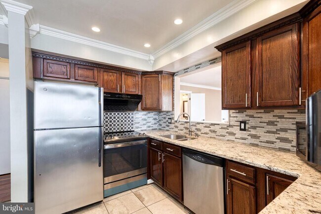 Building Photo - 8008 Valley Manor Rd