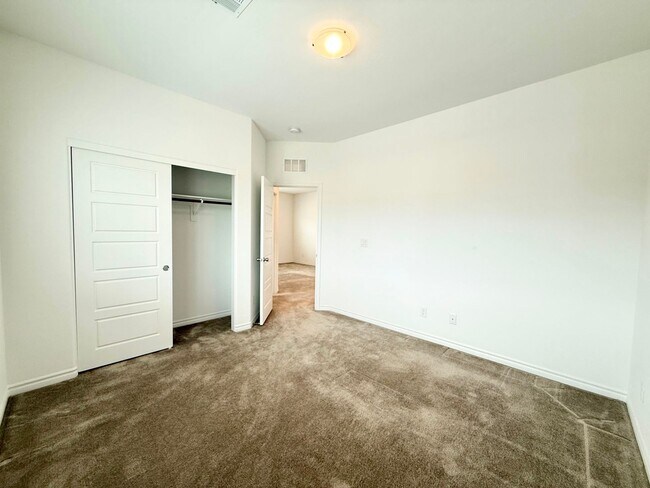 Building Photo - Gorgeous Home waiting for you!
