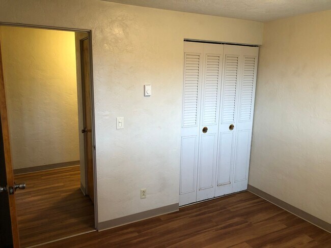 Building Photo - Updated 3 bedroom 1 bath house in Springfi...