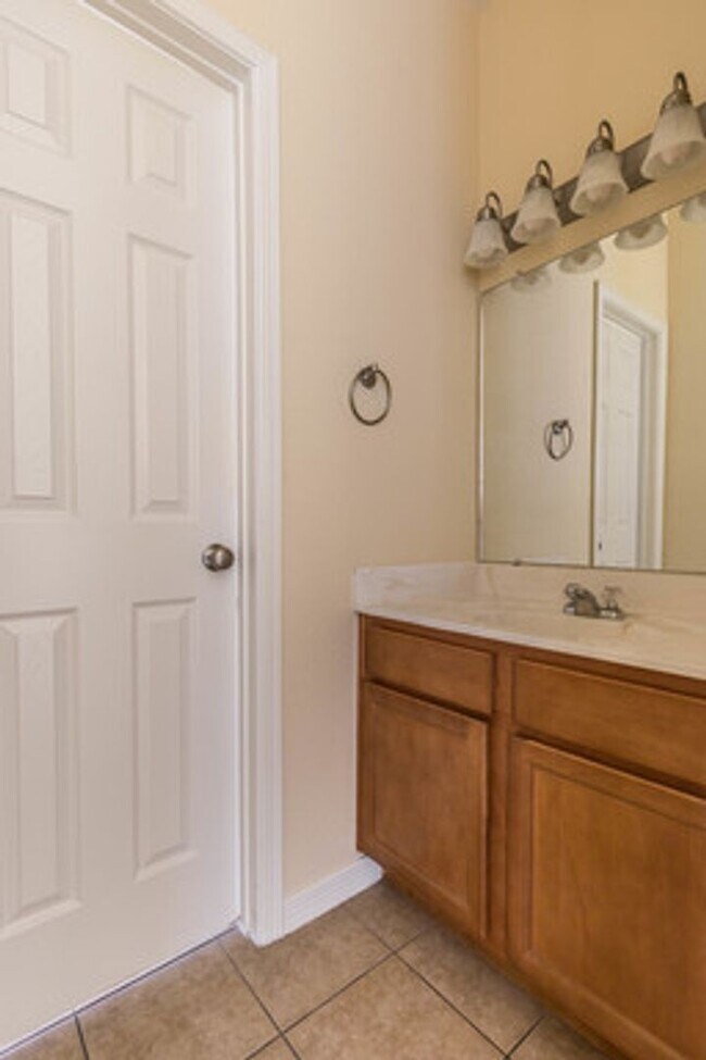 Building Photo - Spacious 3 bedroom, 2.5 Bath Condo in East El Paso!!