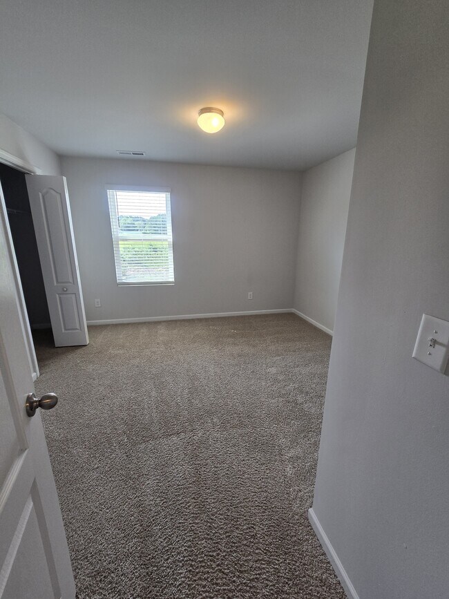 Building Photo - 129 Maple Tree Ln