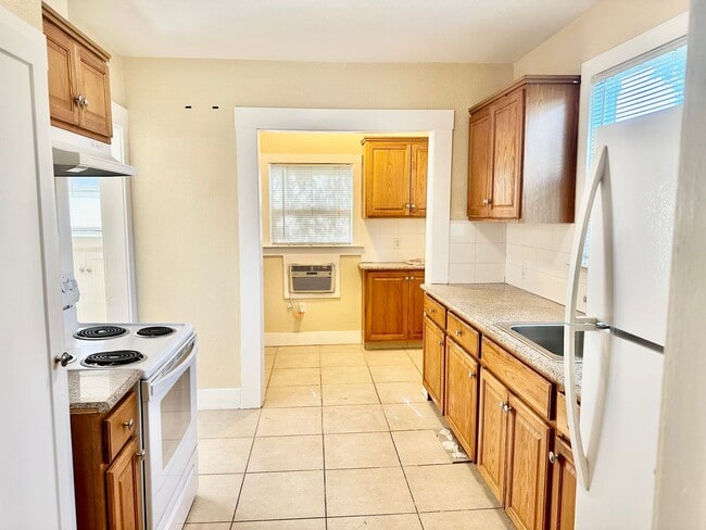 Building Photo - Charming 3/1 in the Heart of Tower Distict