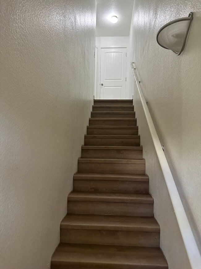 Building Photo - Cute 3 bedroom, 2 bath townhome with Community Pool in Boise