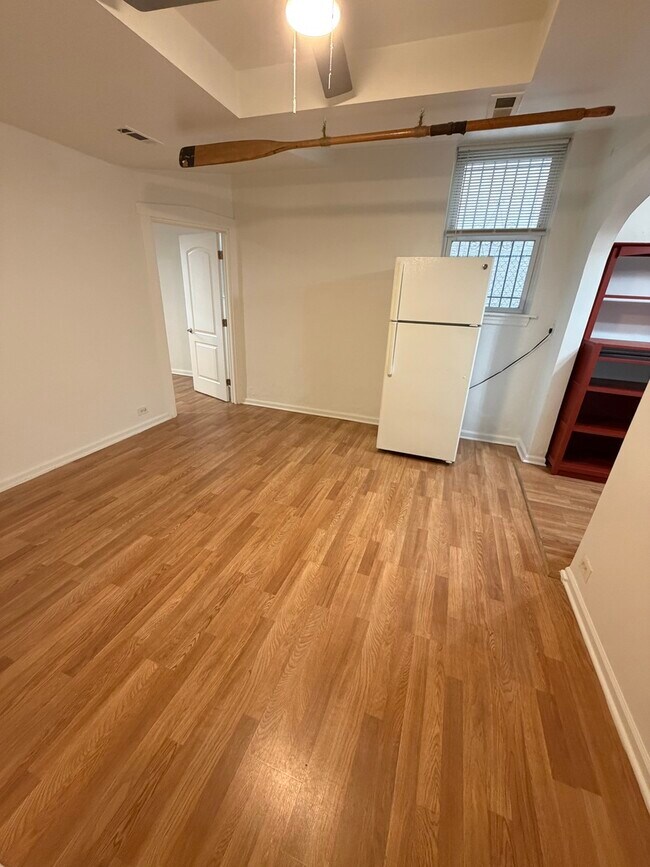 Building Photo - 6225 N Francisco Ave
