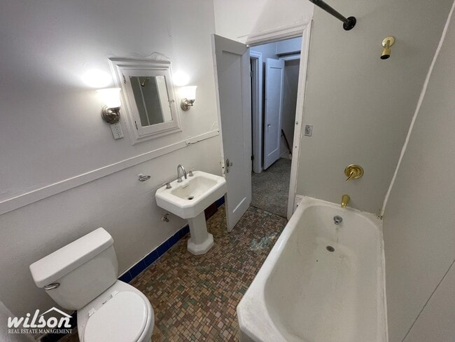 Building Photo - Spacious 4-Bedroom Oasis in the Heart of Yakima – Perfect for Family Living!