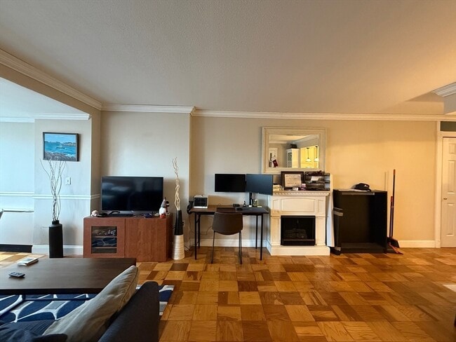 Building Photo - 2 Hawthorne Pl