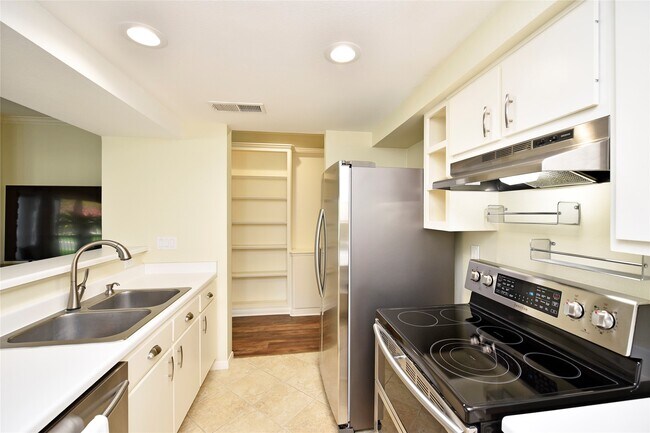 Building Photo - 12800 Melville Dr
