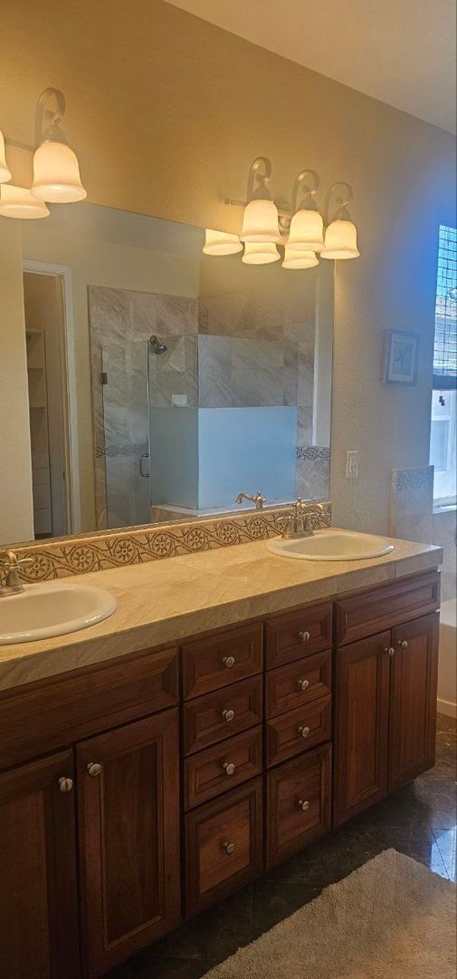 Building Photo - Spacious 5-Bedroom, 2.5-Bath Home for Rent in Madera