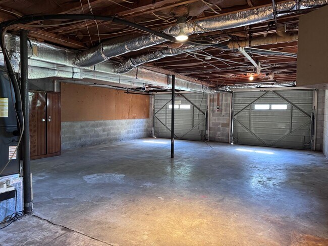 Building Photo - Must see!! 3BD/3BA Fully Finished Basement and Corner Lot!!