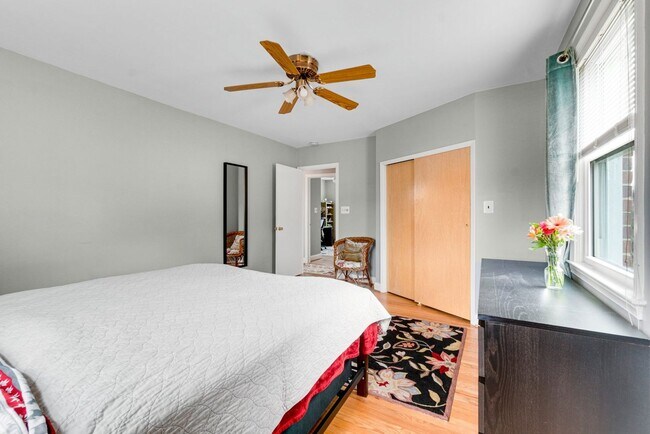 Building Photo - 3-bedroom, 1 and half bathroom end-of-group townhome in the quiet Stoneridge neighborhood in Towson