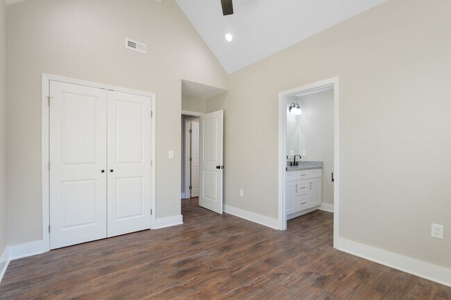 Building Photo - 3 bedroom BRAND NEW Townhome in Cleveland!