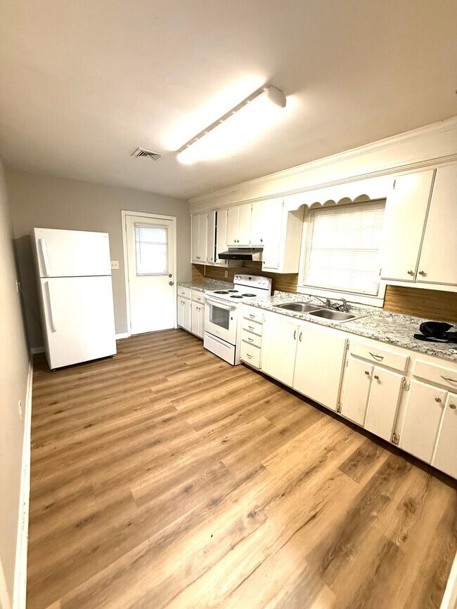 Building Photo - ** 3 bed 1 bath located in Forest Hills ** Call 334-366-9198 to schedule a self showing