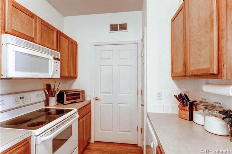 Kitchen - 5633 E Atlantic Pl