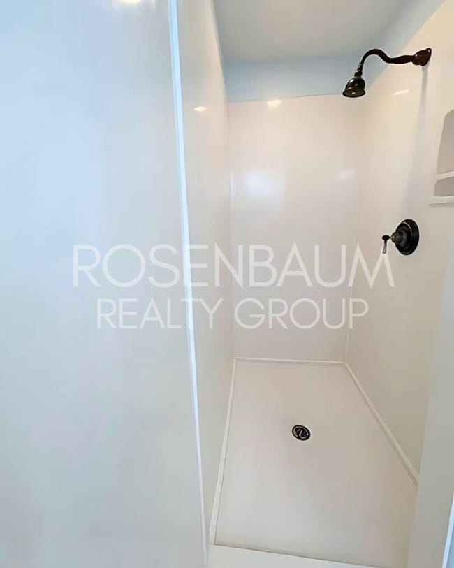 Building Photo - Beautiful 3-bedrooms, 2.5-baths townhouse ...