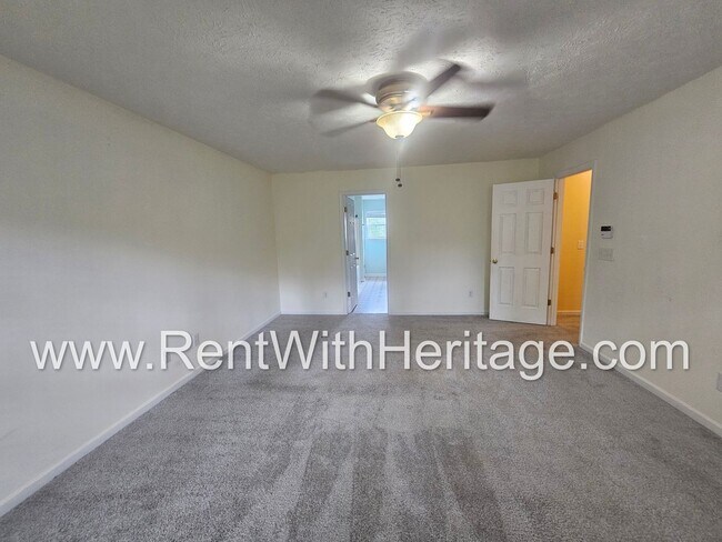 Building Photo - Gorgeous 5 bedroom, 2.5 bath / Attention t...
