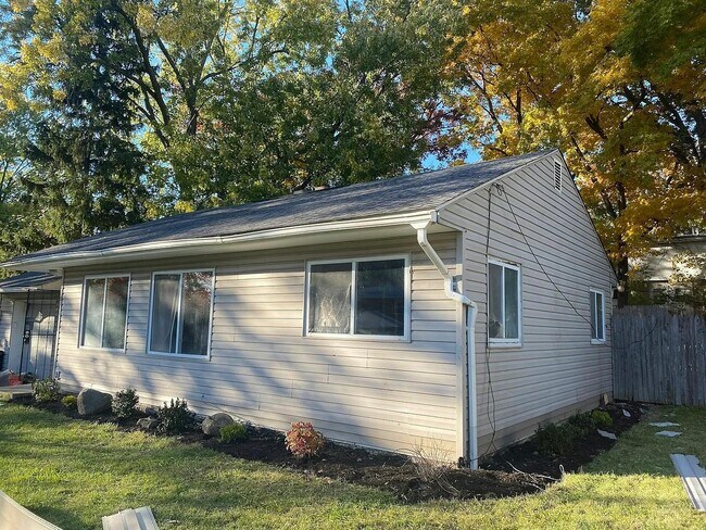 Building Photo - 933 Russell Ave