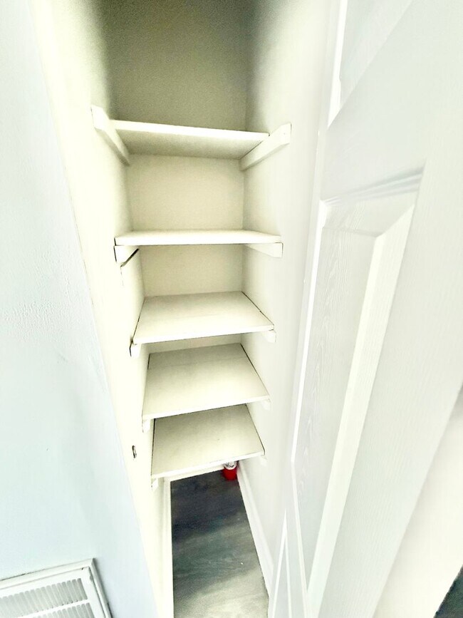 Building Photo - ***3 Bed Ranch with off-street parking and large yard!