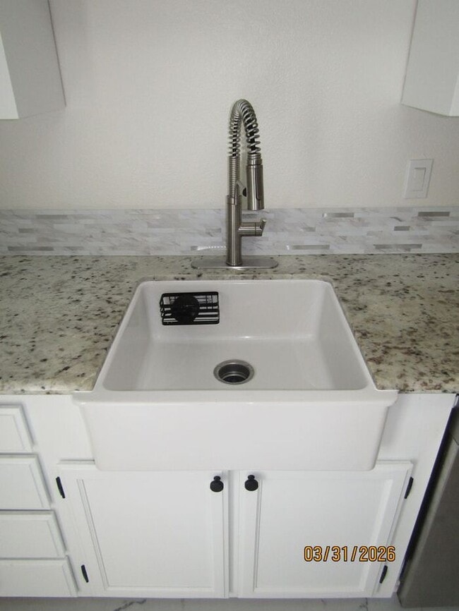 Building Photo - Beautifully updated single family house available NOW! $3,000 per month