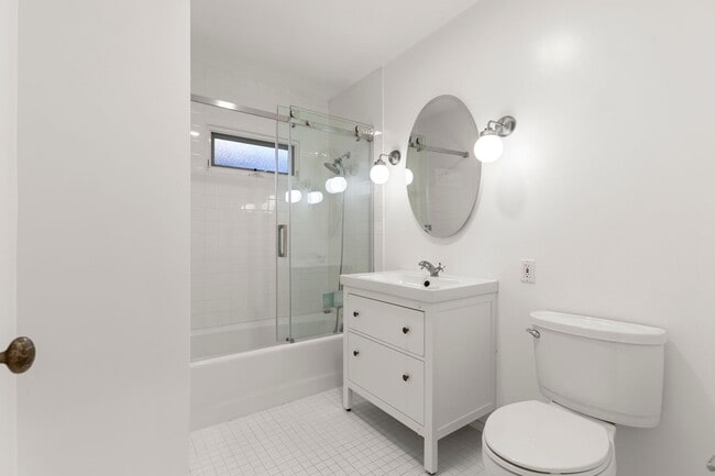 Building Photo - (Ellie:B) 900-902 Havenhurst Drive &amp; 8117 Willoughby Avenue