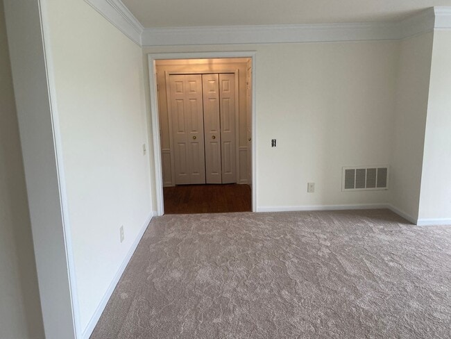 Building Photo - Sun-filled 2 Bed 2 Bath Condo In Sought Af...
