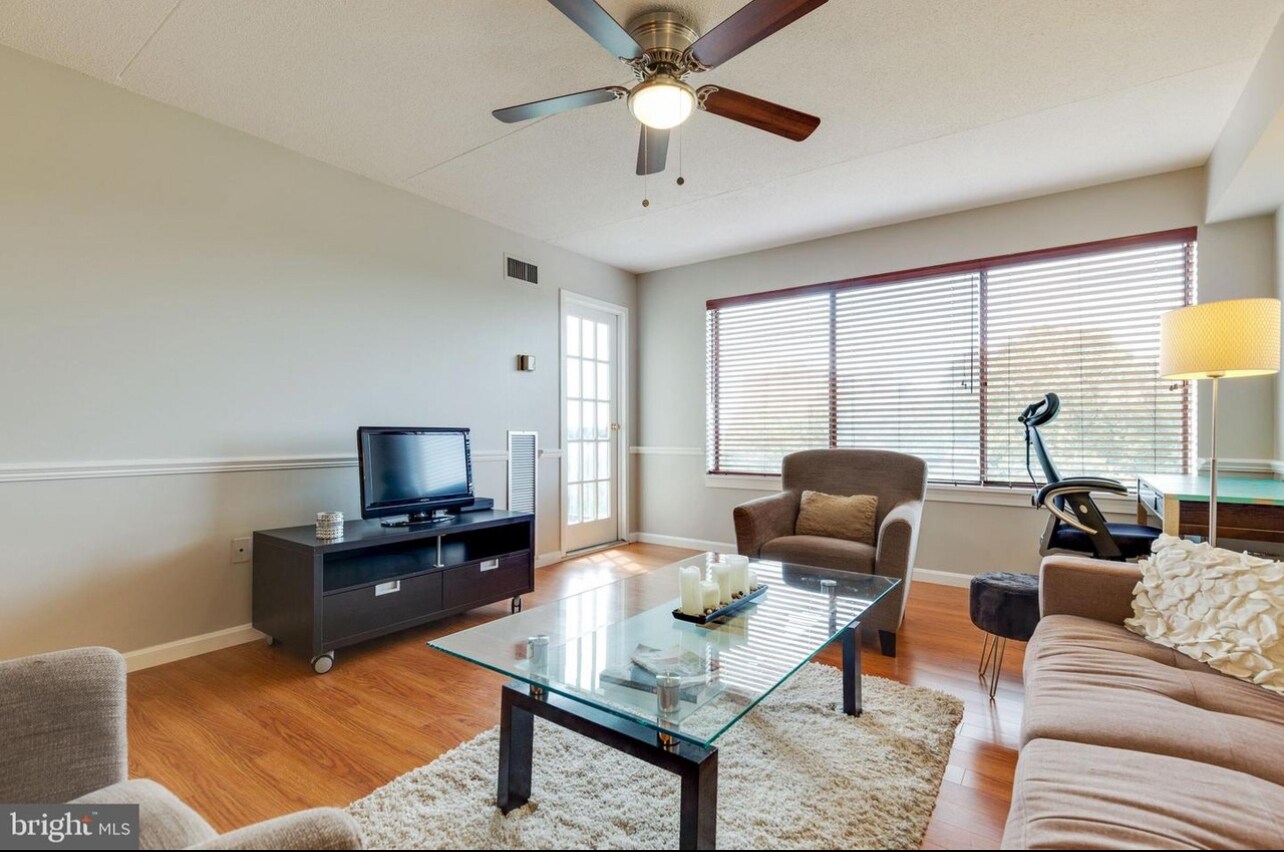 Living room - 6300 Stevenson Ave