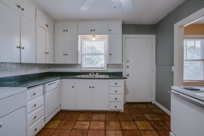 Building Photo - Pre Leasing for fall 2026! 3/1 in Tech Terrace