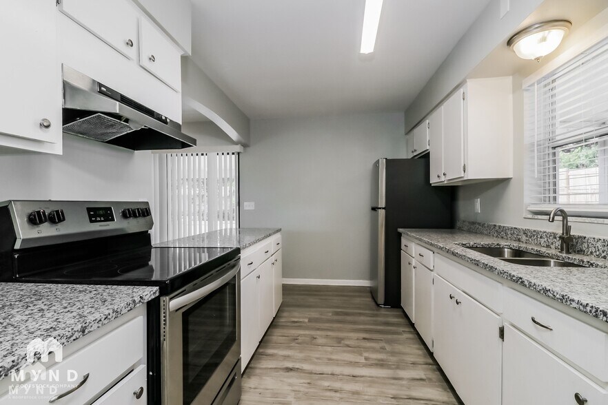 Building Photo - 7088 Spring Hill Dr