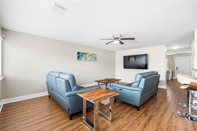 Building Photo - 1011 Grassy View Dr