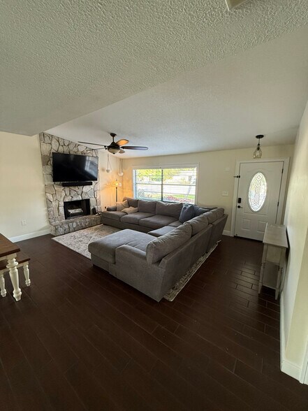 Building Photo - 9429 Laura Anne Dr