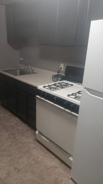 Building Photo - 418 W 8th St