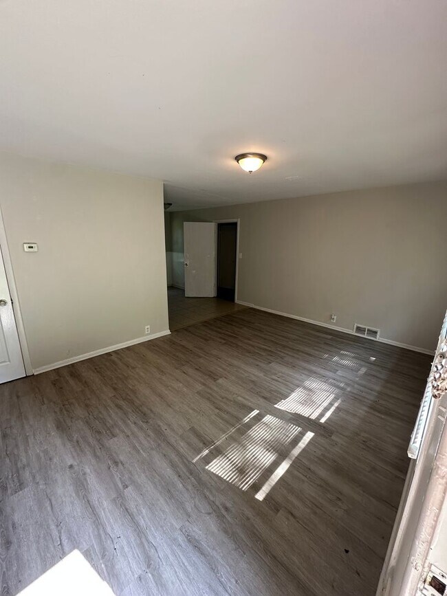 Building Photo - 4 Bed 1 Bath
