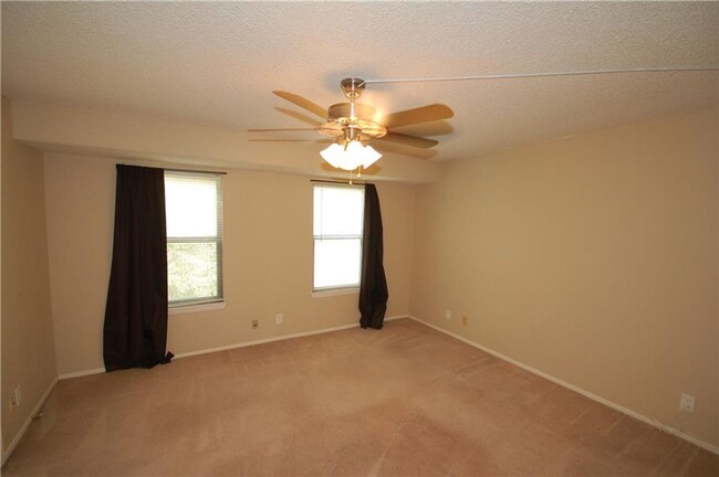 Building Photo - Spacious 3-Bedroom Townhouse with Great Am...