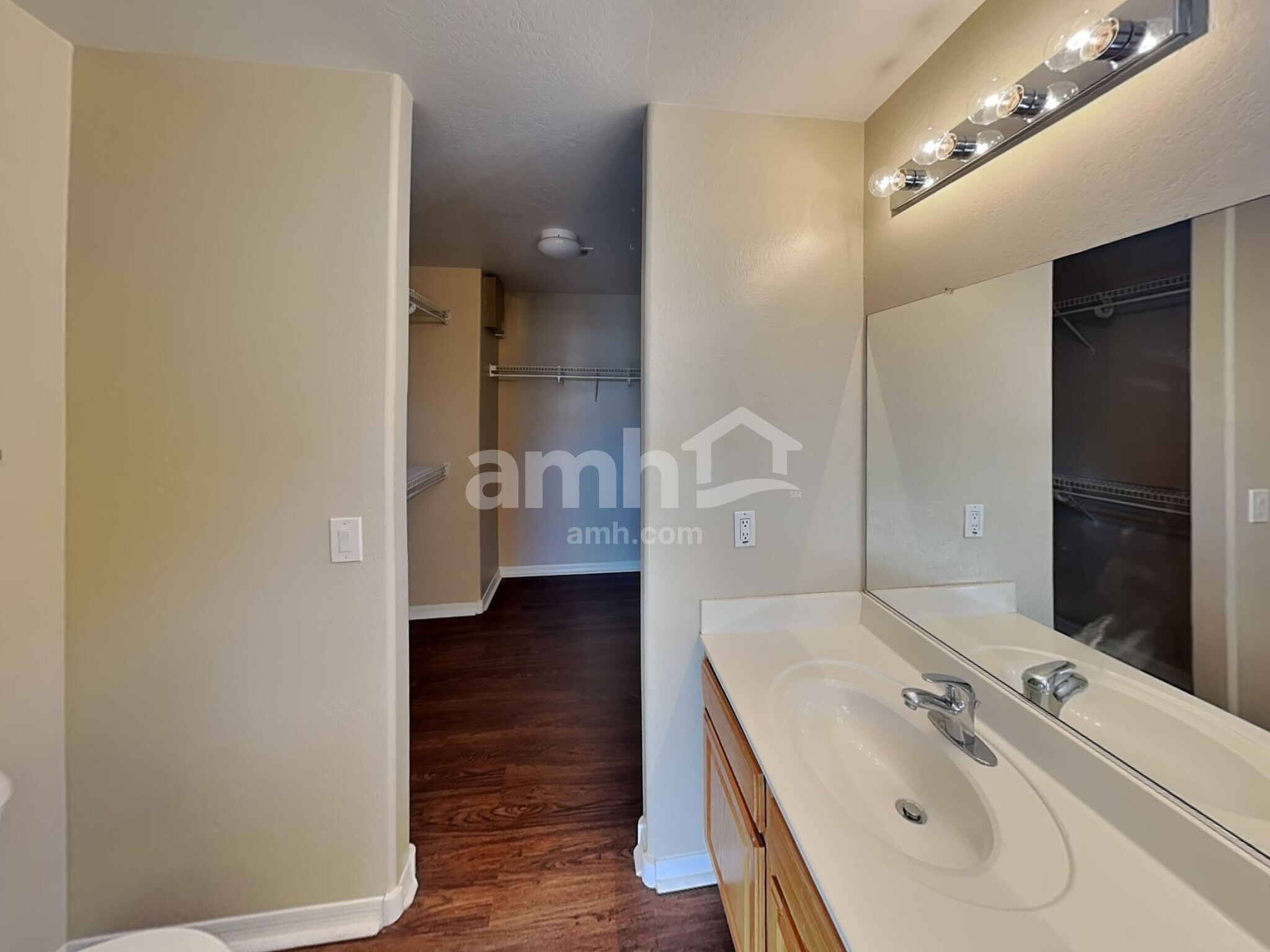 Building Photo - 11229 W Mariposa Dr