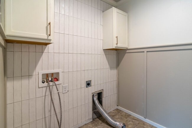 Building Photo - ***Coming Soon June 1st, 2026***Modern 4 bed 2.5 bath near the Fairways Golf Course, Amazon and F...