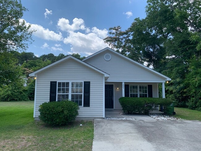 Building Photo - 3 BD, 2 BA House: Freshly Painted + New Flooring + Available Now!