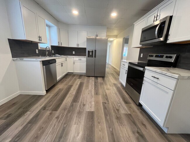 Building Photo - 4 Bed/1.5 Bath Rental Home in Central Sioux Falls!