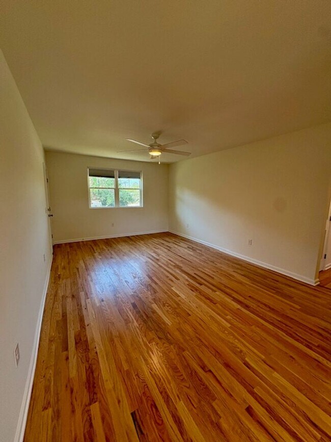 Building Photo - Newly Renovated Three Bedrooms Condo in South Windermere