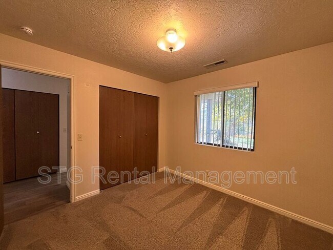 Building Photo - 325 N Main St