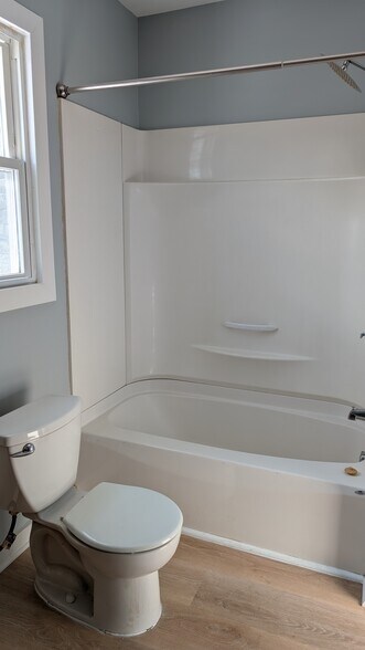 Shower - 517 E Barker Ave