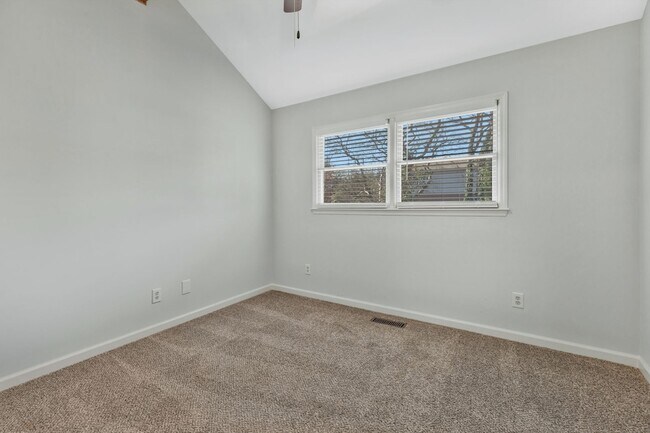 Building Photo - 755 Regal Dr