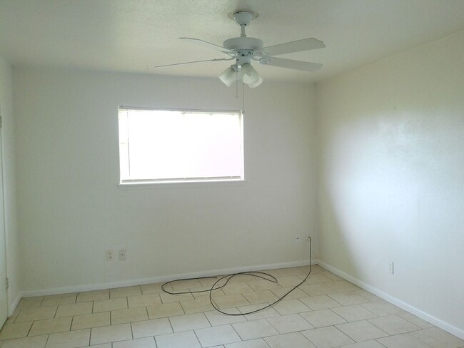 Building Photo - 5723 Crestmore Dr